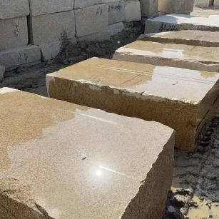 随州 黄金麻方料堆场洗料分选中，原材料充足