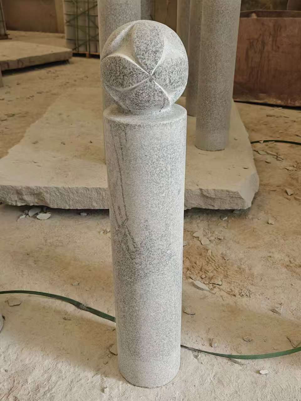 随州 芝麻白花岗岩石材挡车石柱、停车柱、圆柱挡车柱、方柱挡车柱等