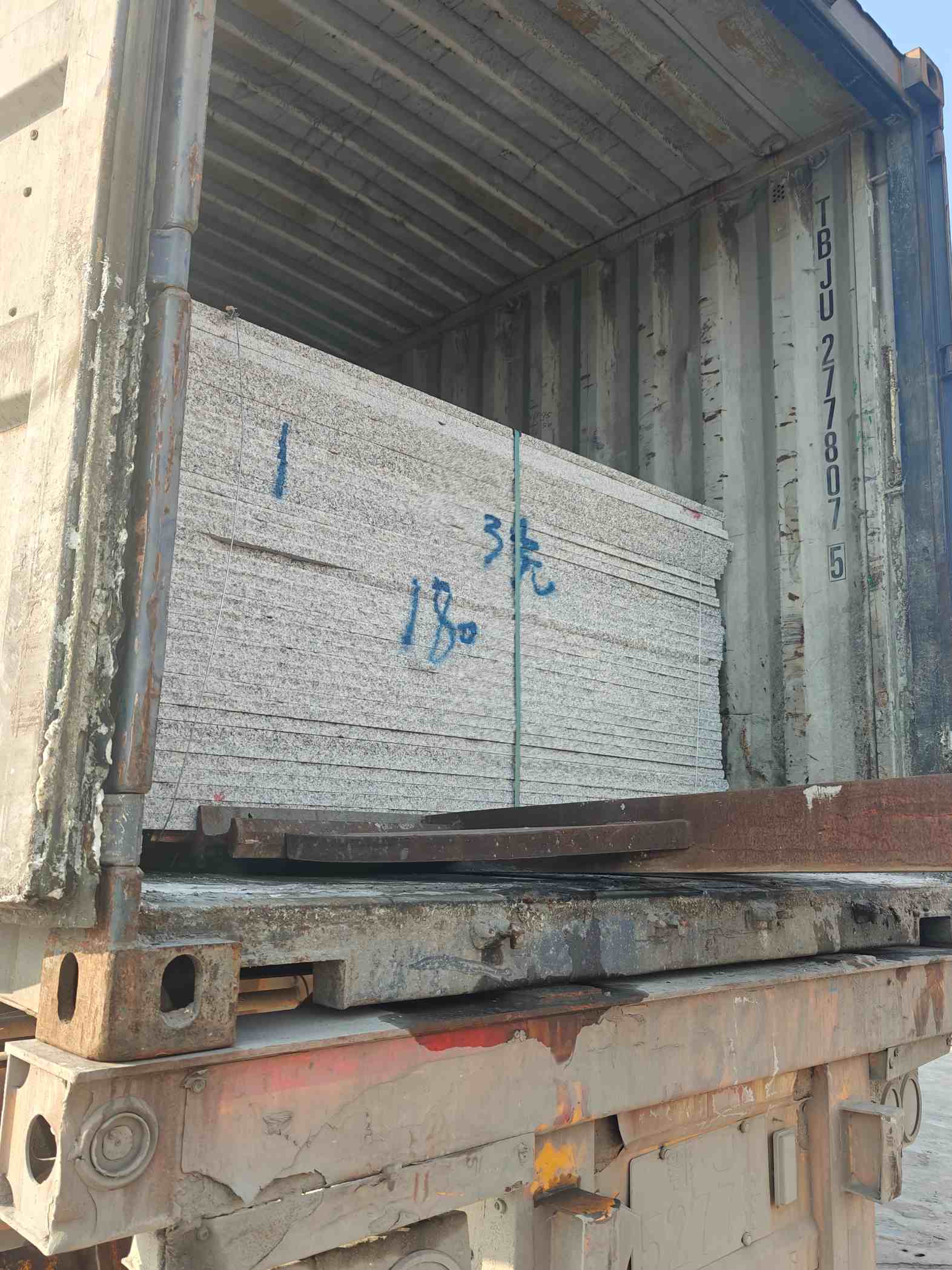 随州 芝麻白花岗岩石材3.0公分光面毛板装柜出货