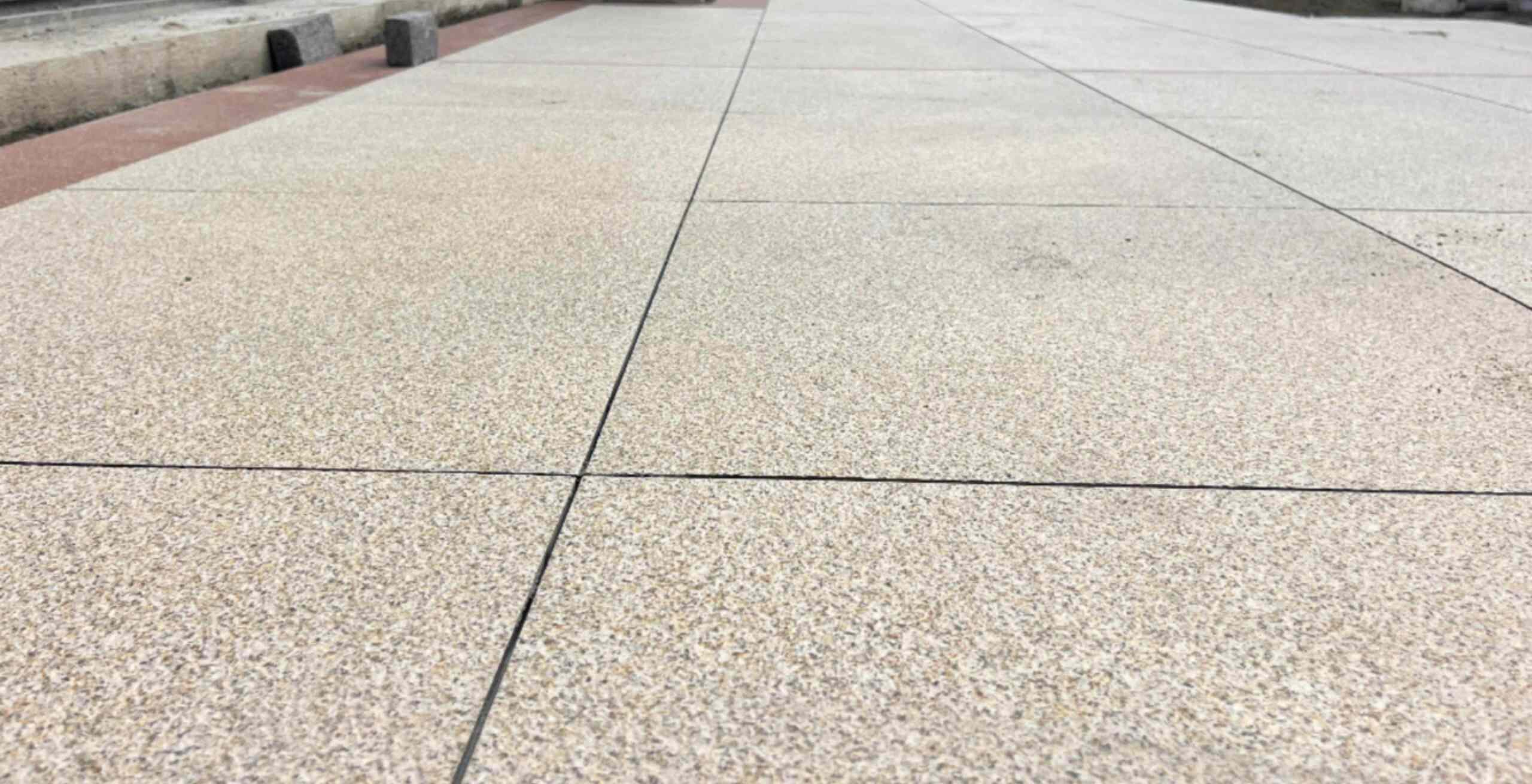 随州 黄金麻花岗岩石板材荔枝面地面铺装效果