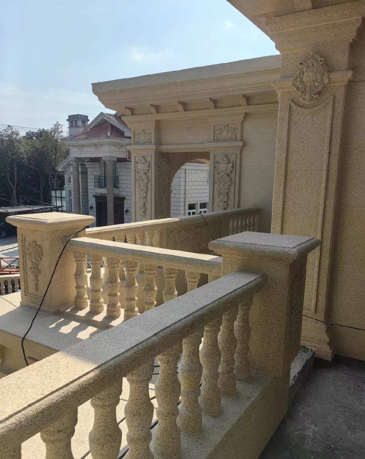 随州 黄金麻别墅外墙干挂雕花配合阳台栏杆花瓶柱