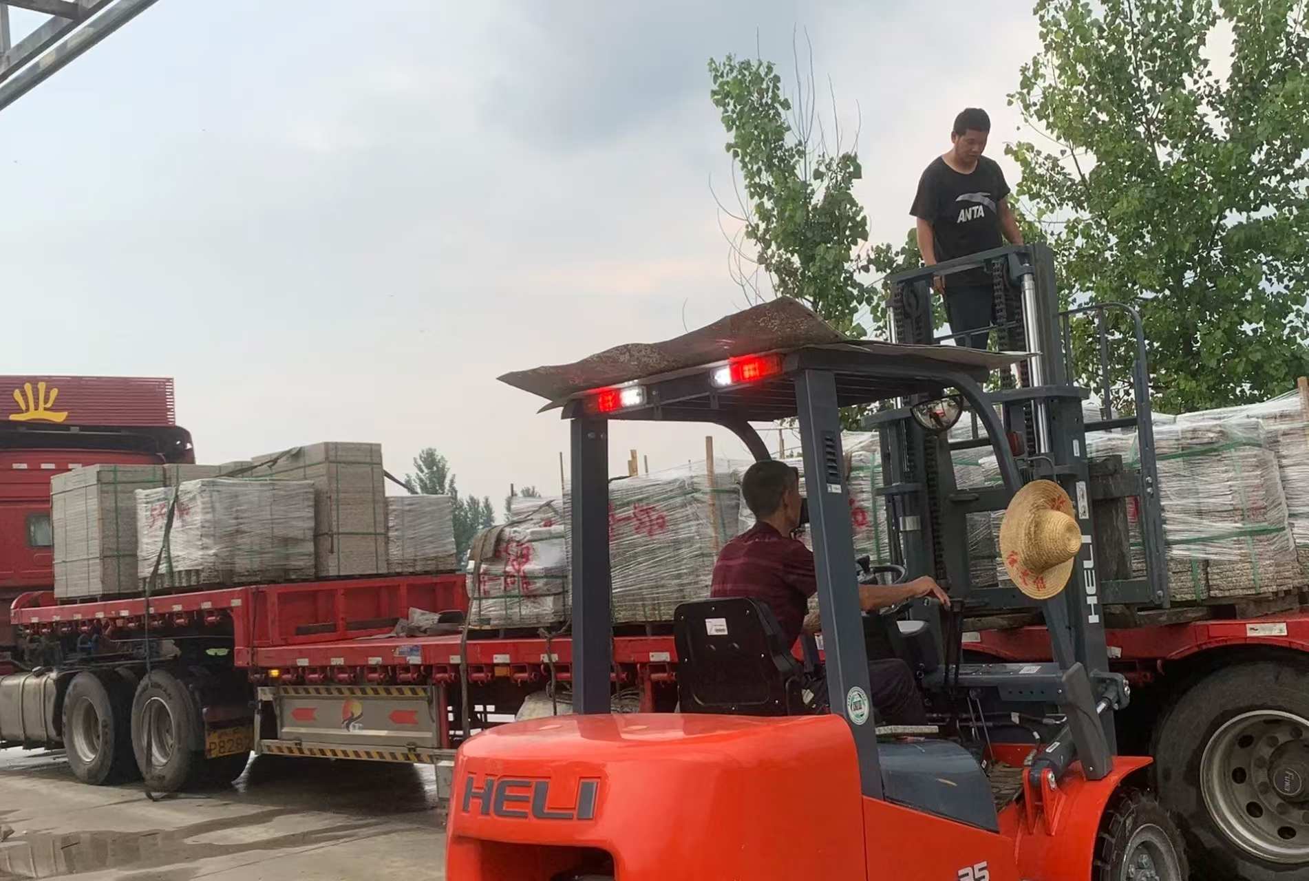 随州 黄金麻冰裂纹，地铺石装车