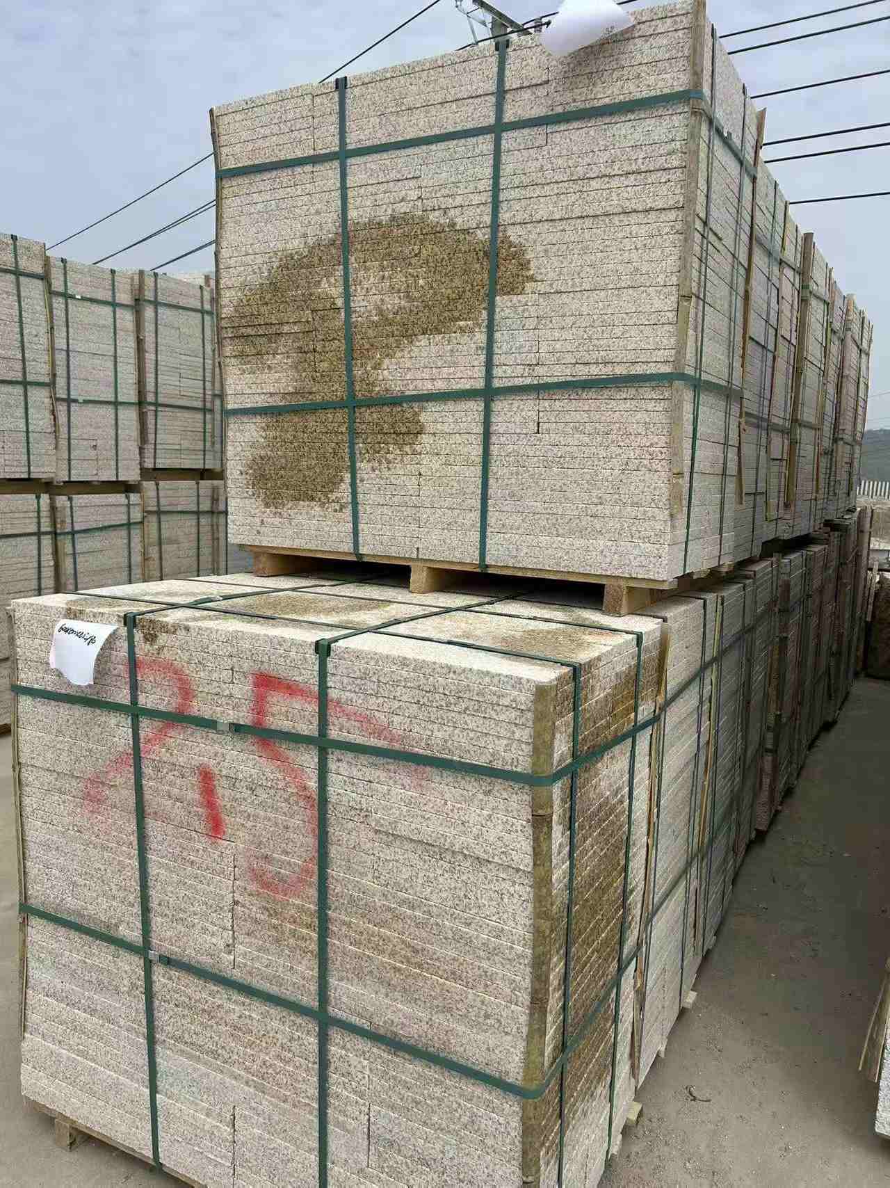 随州 黄金麻花岗岩石材荔枝面地铺石2.5*300*600