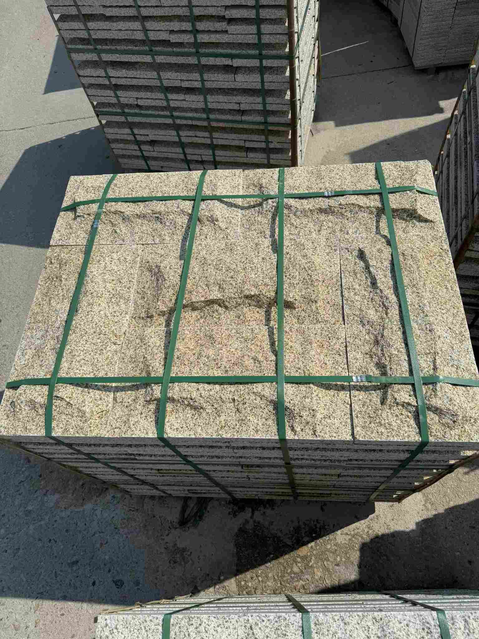 随州 黄金麻花岗岩石材自然面蘑菇石成品