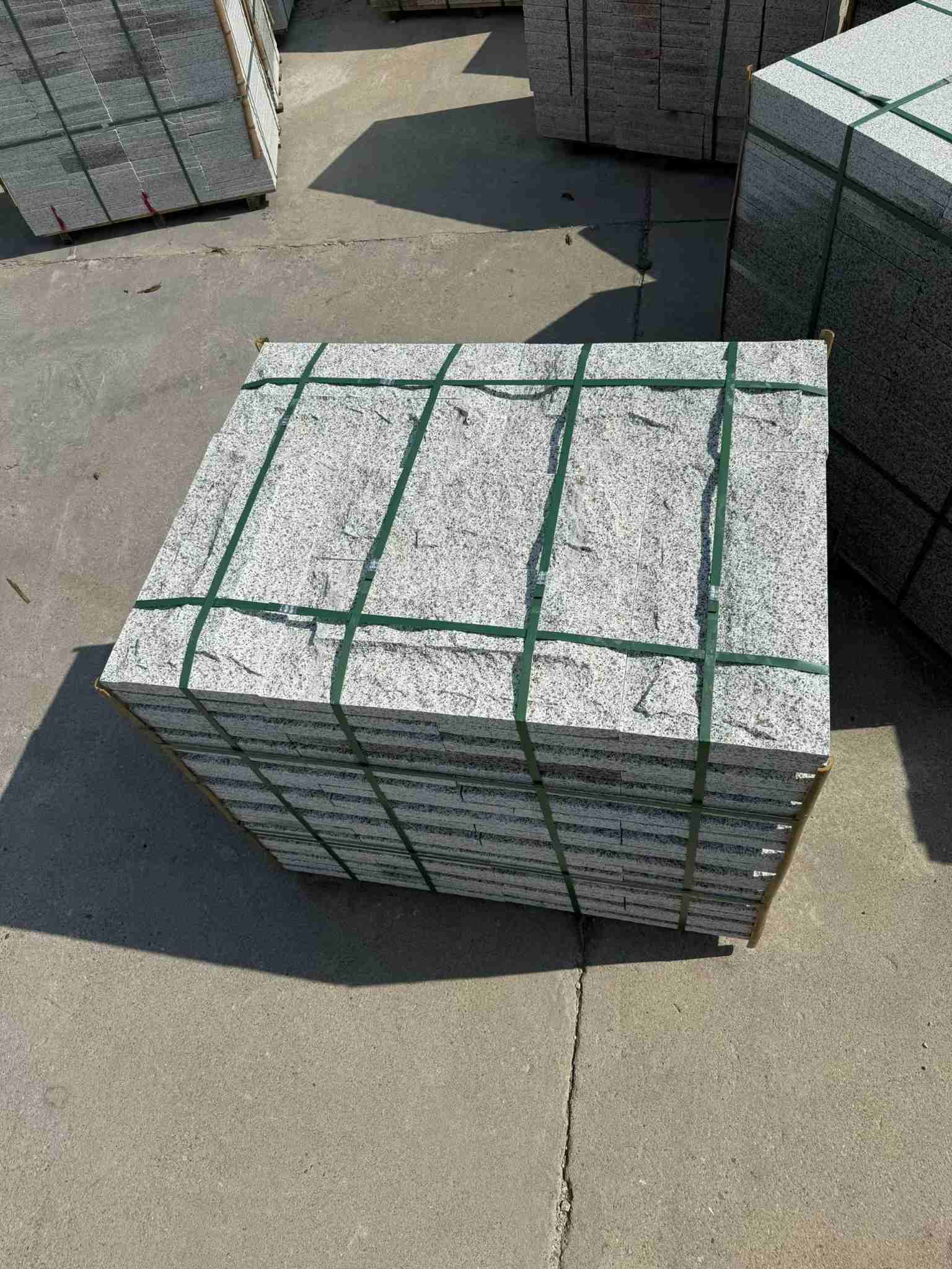 随州 白麻花岗岩石材自然面蘑菇石成品