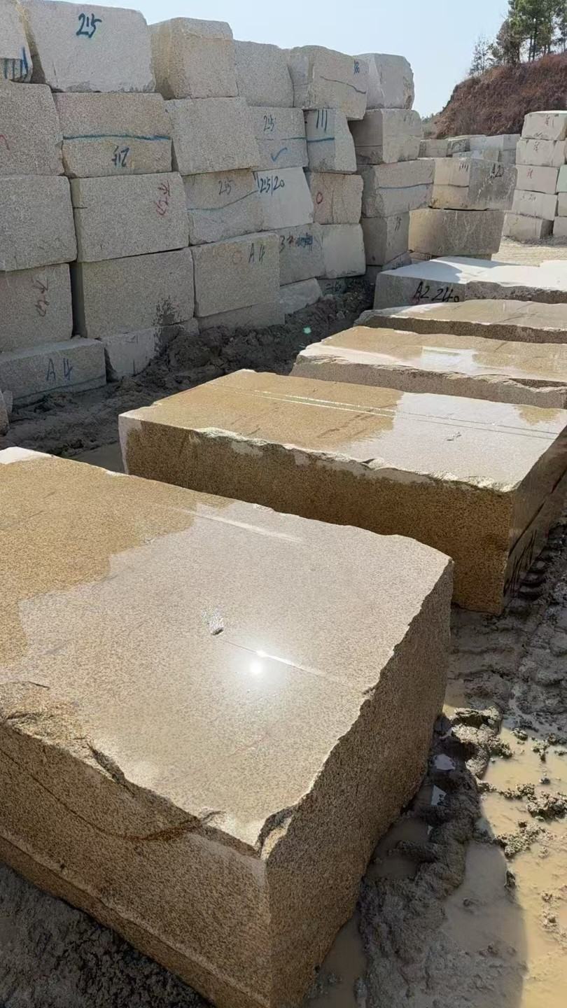 随州 黄金麻方料堆场洗料分选中，原材料充足