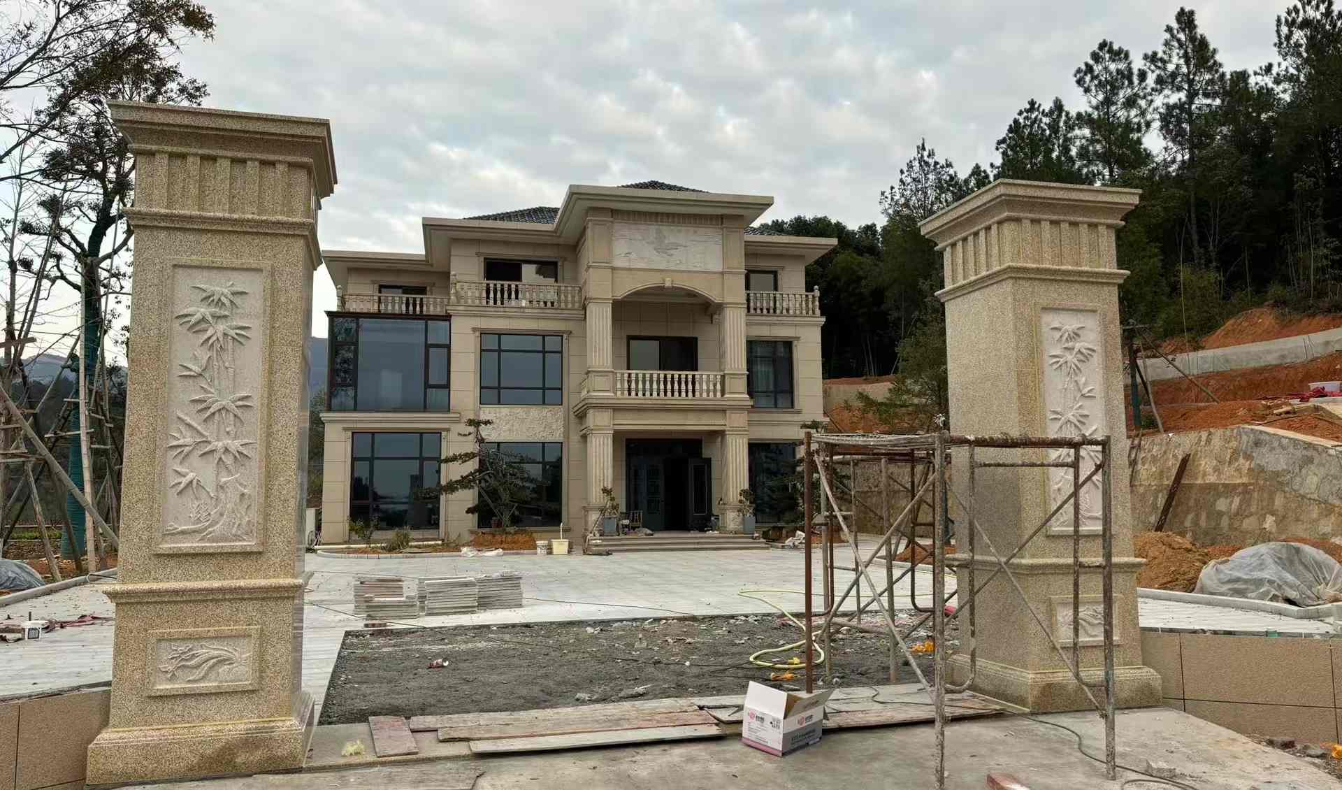 随州 黄金麻花岗岩别墅雕花外墙干挂配上门口雕花罗马柱