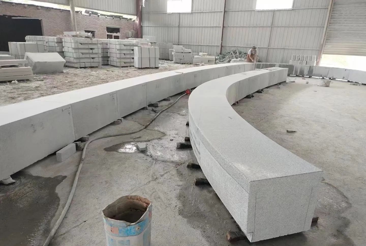 随州芝麻白花岗岩石板材 园林光面弧形坐凳