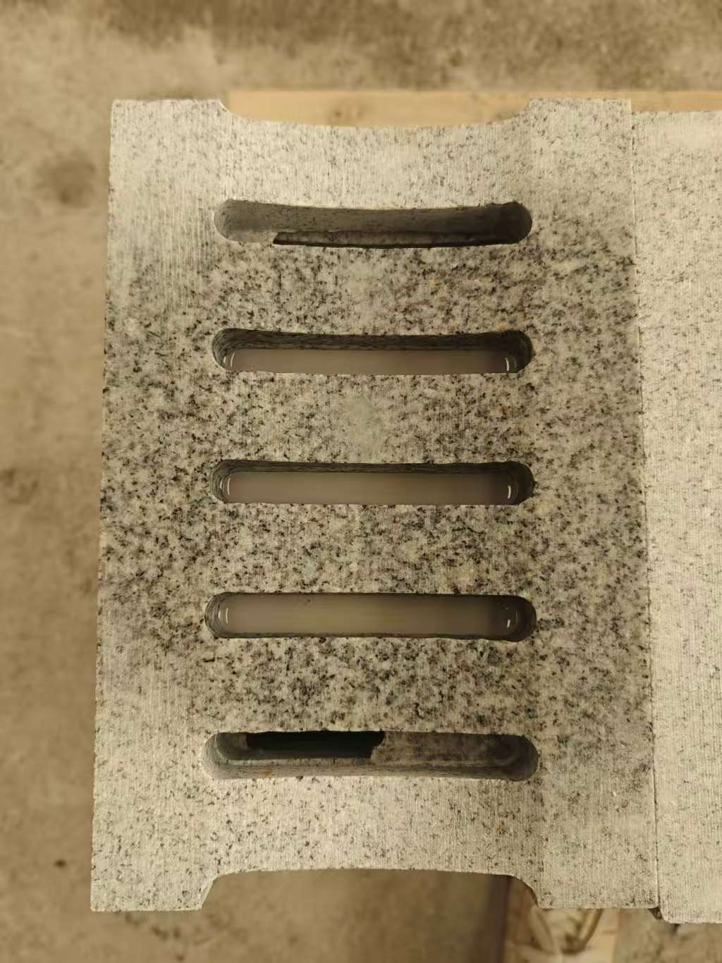 随州 芝麻白拉丝面花岗岩U型开槽排水槽