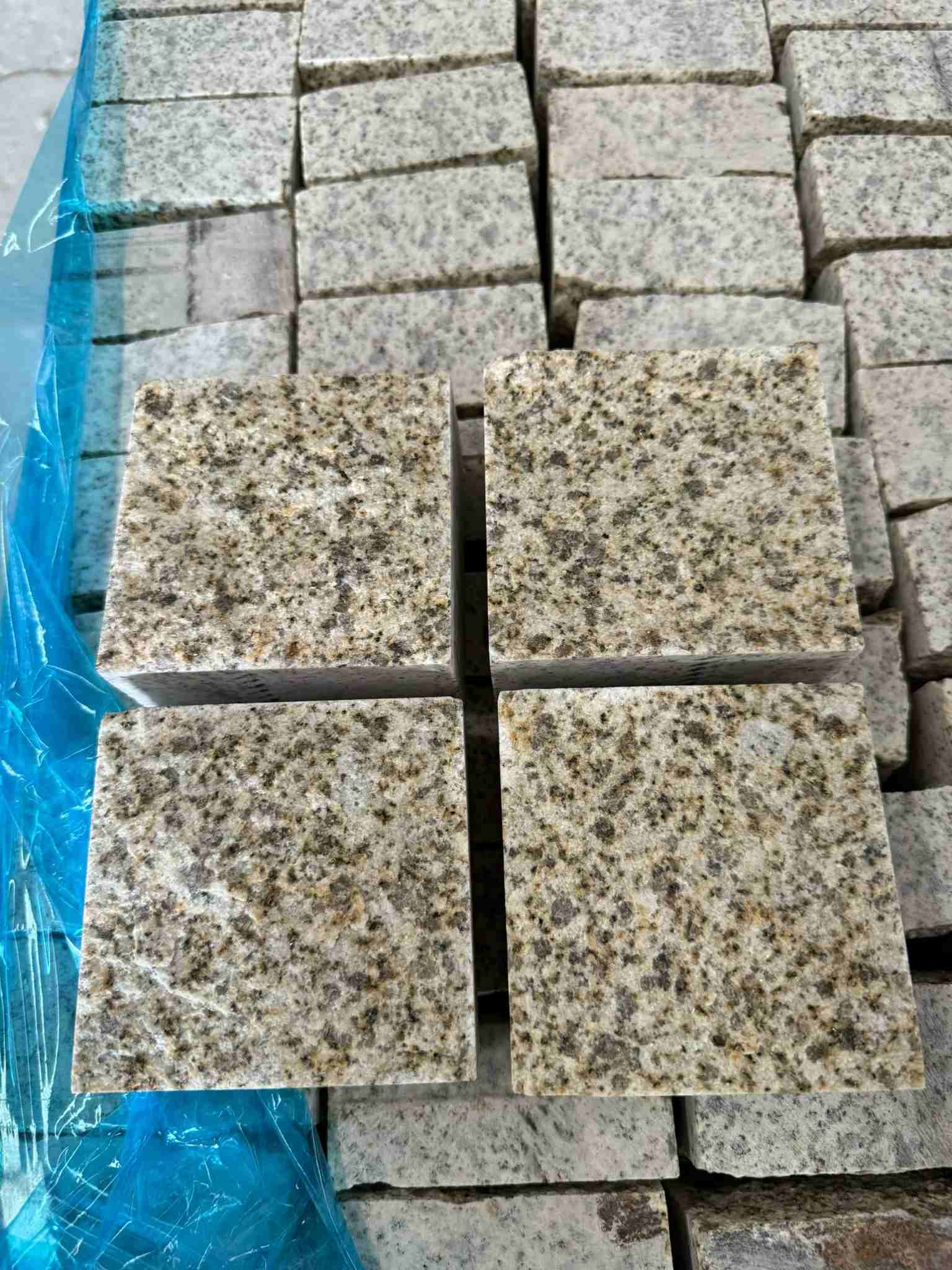 随州 黄金麻花岗岩自然面小方块，弹石，马蹄石等