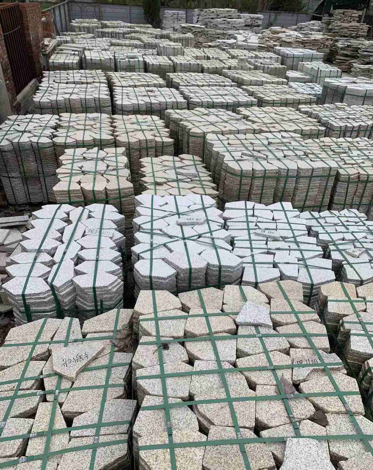 随州 黄金麻白麻花岗岩荔枝面地铺石(冰裂纹)